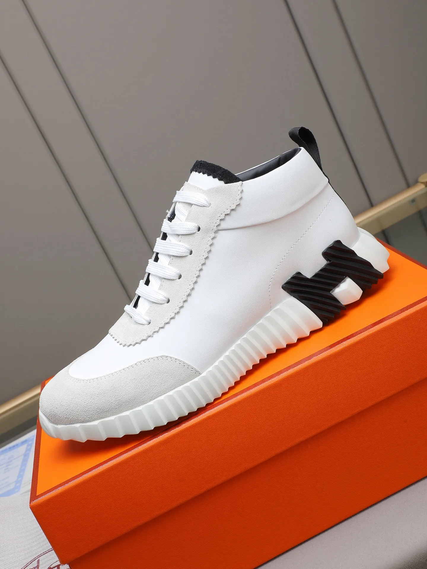 PPP460 (Hermes high-top men's shoes)🆕Men's sports shoes, decorated with textured calfskin details. Spliced ​​with original cowhide, this shoe draws inspiration from the equestrian world, integrating technical details and practical functions. Breathable sheep lining, original combination outsole, high-end quality, and every detail is perfectly combined! Size: 38-44 (45 can be customized)
